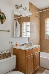 Ванна кімната в Cozy Getaway for Long-Term Stays