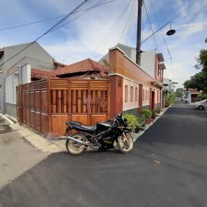 una moto parcheggiata sul lato di una strada di Homestay Cendana Candi 1 Kudus a Kudus