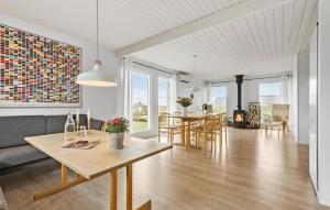 sala de estar con sofá y mesa en Amazing Home In lsted With Kitchen en Ølsted