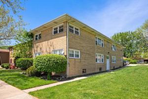 una grande casa in mattoni con un cortile verde di Harmony Haven a Westmont