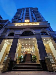 wysoki budynek ze schodami przed nim w obiekcie Paradis Hotel Quy Nhon w mieście Quy Nhơn