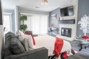 Et tv og/eller underholdning på Cozy home, 10 minutes away from downtown