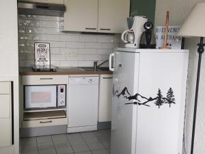 奥特朗Appartement rénové 4 pers, proche pistes, balcon sud, Autrans - FR-1-737-80的配有白色冰箱和微波炉的厨房