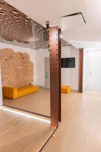 um quarto com um feixe no meio de um piso em Hostal Juliette-Gran Vía em Madri