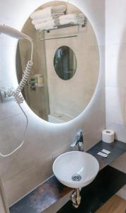 W łazience znajduje się umywalka i lustro. w obiekcie Hostal Juliette-Gran Vía w Madrycie