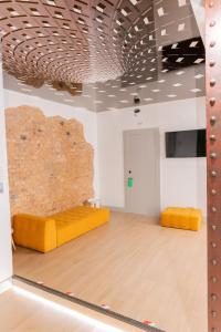 um quarto com uma cama e uma parede de tijolos em Hostal Juliette-Gran Vía em Madri