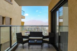 ein Balkon mit Blick auf die Stadt in der Unterkunft Luxury Suite Apartment #60 By Hashdera Eilat in Eilat