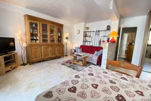 a bedroom with a bed and a tv and a couch at 06BP - Beautiful 6-person apartment in Valberg in Valberg +11 photos