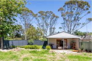 uma pequena casa com um dossel branco num quintal em Cosy & Modern Mountain Getaway Katoomba em Katoomba