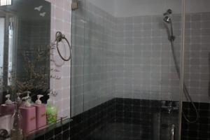 Koupelna v ubytování Thịi house
