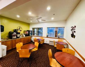 une salle de classe avec des tables et des chaises ainsi qu'une cuisine dans l'établissement Forest City Inn, à Forest City