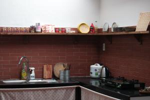 Kuchyň nebo kuchyňský kout v ubytování Thịi house