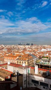 vistas a una gran ciudad con edificios en Hostal Charlotte-Gran Vía, en Madrid