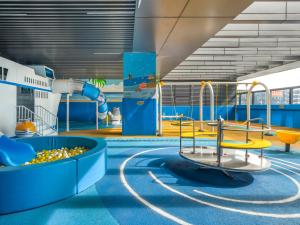 un parque infantil en un crucero con toboganes y paseos en InterContinental Hotels Shenzhen WECC, an IHG Hotel, en Shenzhen