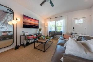 Μια τηλεόραση ή/και κέντρο ψυχαγωγίας στο Luxury Bungalow in STA Pet friendly