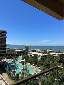 uma vista para um resort com uma piscina em Cozy apartment with a great view em Chakvi