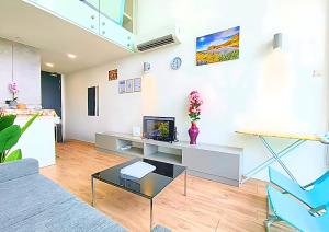 TV a/nebo společenská místnost v ubytování Cozy Duplex, Quiet Stay with MRT View #SP1