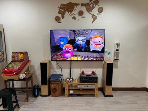 TV i/ili multimedijalni sistem u objektu 鄉根部屋包棟民宿