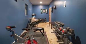 una habitación con un gimnasio con bicicletas y sillas en The Kirby House: King Bed, Hot Tub, Game Rooms, Gym en Memphis