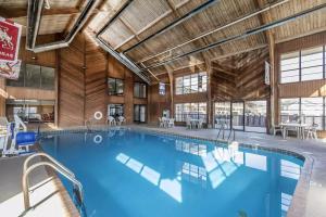 ein großer Pool in einem großen Holzgebäude in der Unterkunft Quality Inn and Suites in Stuttgart