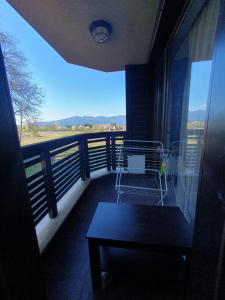 einen Balkon mit einem Tisch und einem Stuhl darauf in der Unterkunft Dream Holiday apartment in Bansko