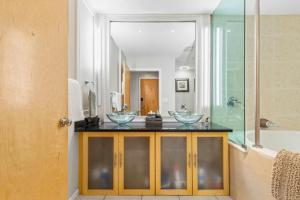uma casa de banho com duas taças de vidro num balcão em Charming Condo - European Vibe em Palm Coast