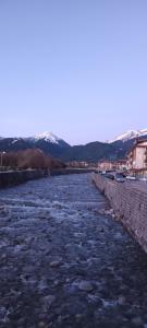 ein Fluss mit Eis am Straßenrand in der Unterkunft Dream Holiday apartment in Bansko + 2 Fotos