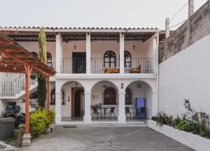 Casa con paredes blancas y patio en Blue Moon Hostel, en Antigua Guatemala