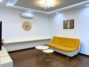 uma sala de estar com um sofá e uma mesa em MUONG THANH Deluxe Apartment em Nha Trang