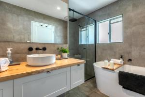 Phòng tắm tại Tropical Nites Executive Townhouse +15 ảnh