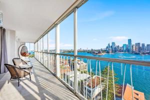 uma varanda com vista para a água em Vivid Sydney Landmark Views from Luxury 2Bd Apt em Sydney
