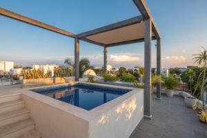una piscina en la azotea de una casa en Habanero Suites & Garden, en Playa del Carmen
