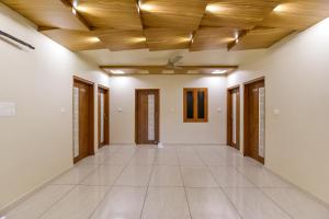 un corridoio vuoto con soffitti in legno e pareti bianche di Super OYO Jagmohan Hotel a Jodhpur