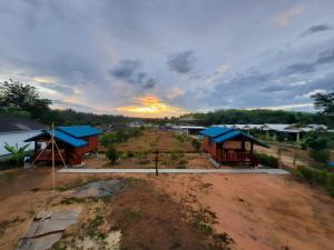 een uitzicht over een dorp met huizen met blauwe daken bij Lucky Bungalow in Khao Lak