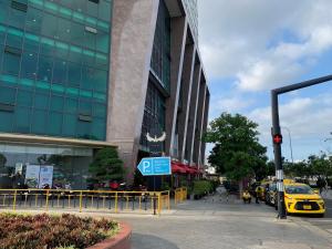 um carro amarelo está estacionado em frente a um edifício em MUONG THANH Deluxe Apartment em Nha Trang