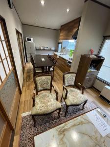 Posezení v ubytování NEW OPEN『天然温泉』芦ノ湖畔の完全貸切別荘