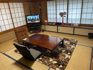TV a/nebo společenská místnost v ubytování NEW OPEN『天然温泉』芦ノ湖畔の完全貸切別荘
