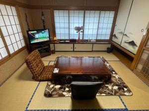 TV a/nebo společenská místnost v ubytování NEW OPEN『天然温泉』芦ノ湖畔の完全貸切別荘