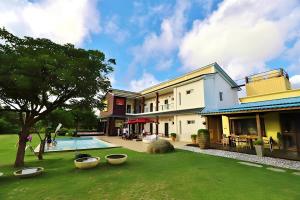 un edificio con cortile e piscina di 墾丁外婆家 a Città Vecchia di Hengchun