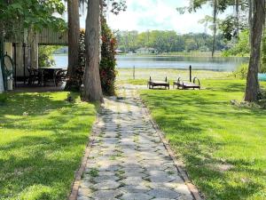 Um jardim em Beautiful Orlando Lakehouse 15Minutes to Universal