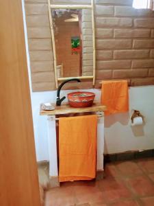 y baño con lavabo y espejo. en Amancay Aspha en San Carlos
