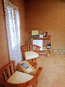 Habitación con 2 sillas, mesa y escritorio. en Amancay Aspha en San Carlos