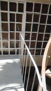 escalera blanca en una habitación con ventana en Loft E Metro Copilco UNAM Coyoacan- E, en Ciudad de México