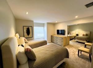 オーランドにあるStunning Ventura Condoのベッド2台と鏡のある寝室