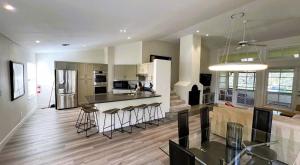 オーランドにあるStunning Ventura Condoのテーブルと椅子のあるキッチンとリビングルーム