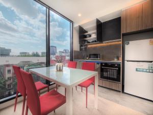 een keuken met een witte tafel en rode stoelen bij Delightful 1br1ba Carlton With Great Location in Melbourne