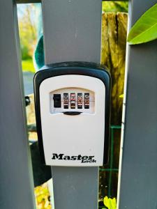 a close up of a parking meter with a sticker on it at Une expérience inoubliable dans un refuge magique offrant détente et bien-être garantie in Rochefort