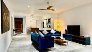 TV a/nebo společenská místnost v ubytování Appartement de luxe piscine et vue mer