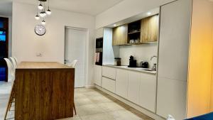 Kuchyň nebo kuchyňský kout v ubytování Appartement de luxe piscine et vue mer