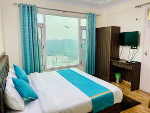 ein Schlafzimmer mit einem Bett und einem großen Fenster in der Unterkunft Royal Green Valley View Mashobra in Shimla